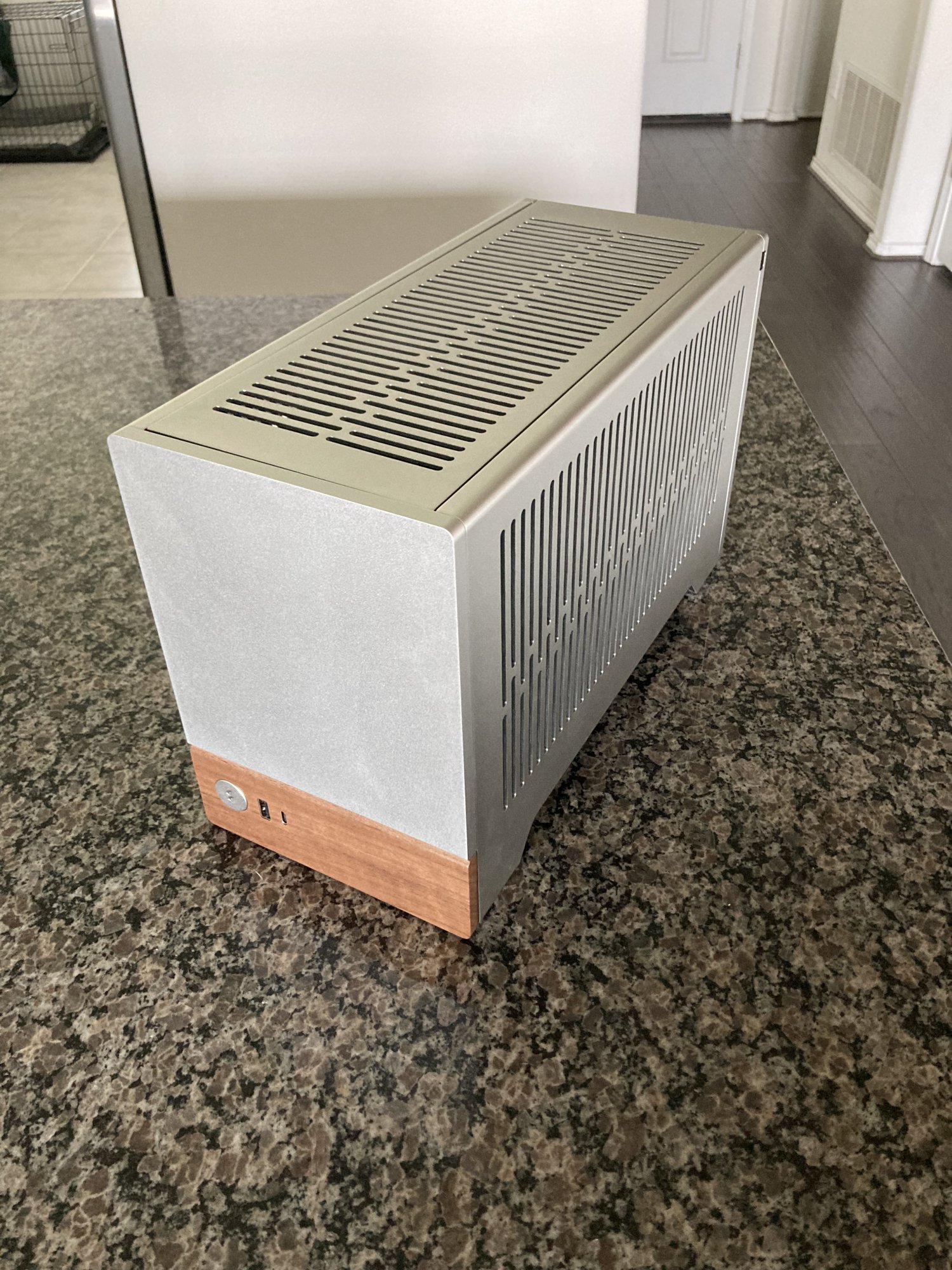 Fractal Design Terra Silver｜スマホ・タブレット・パソコン