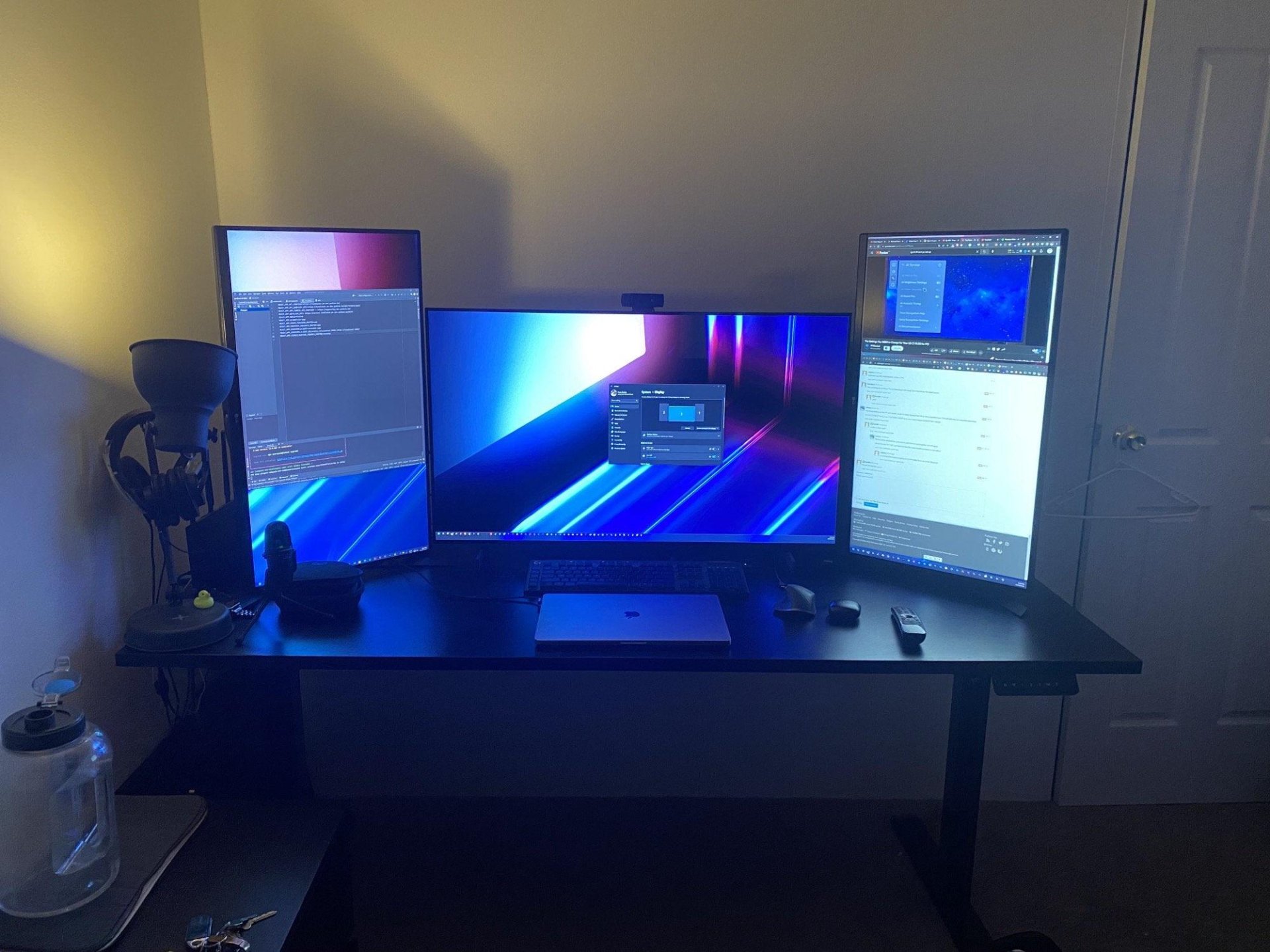 Triple monitor set up - anyone using a flat centre and 2 curved on each ...